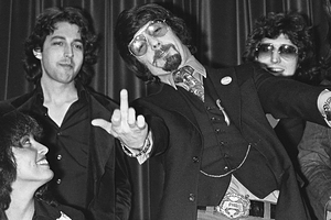 «Будь моей деткой» Он продюсировал Beatles и Ramones, мучил жену и сел за убийство актрисы: в тюрьме умер Фил Спектор