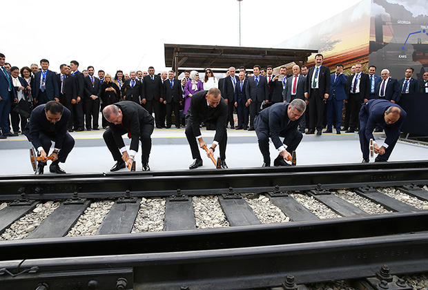 Открытие железнодорожного сообщения между Грузией и Азербайджаном. Президент Азербайджана Ильхам Алиев (в центре), тогдашний премьер-министр Грузии Георгий Квирикашвили (второй справа), и президент Турции Реджеп Тайип Эрдоган (второй слева)