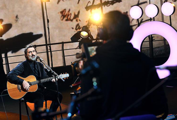 Певец Вячеслав Бутусов во время сольного концерта в рамках проекта« Шоу ON!» на платформе Okko, 2020 год
