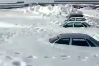 Жители российского города сняли на видео погребенные под снегом автомобили