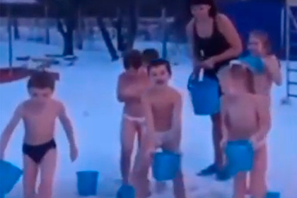 Обливания детей холодной водой во дворе российского детсада попали на видео