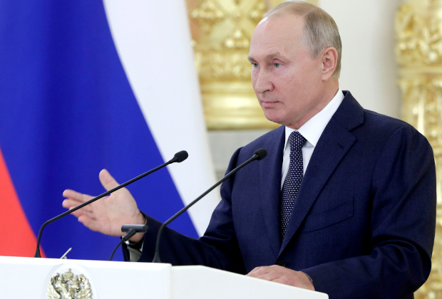 Президент России Владимир Путин выступает в Кремле перед членами Совета Федерации Федерального Собрания РФ