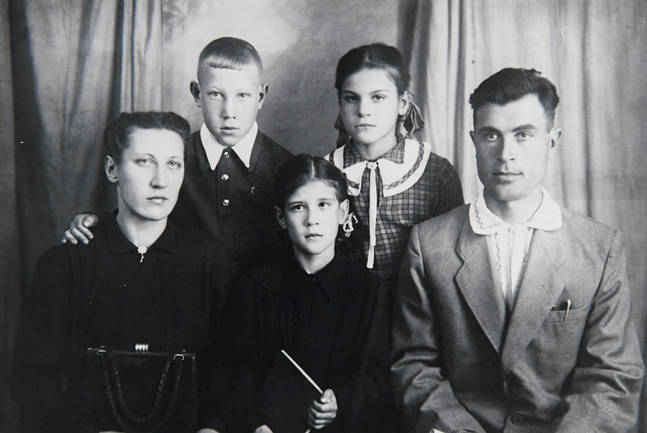 Валентина и Николай Юрашку в молодости со своими детьми: Алексеем, Лидой и Екатериной (на фото слева направо)