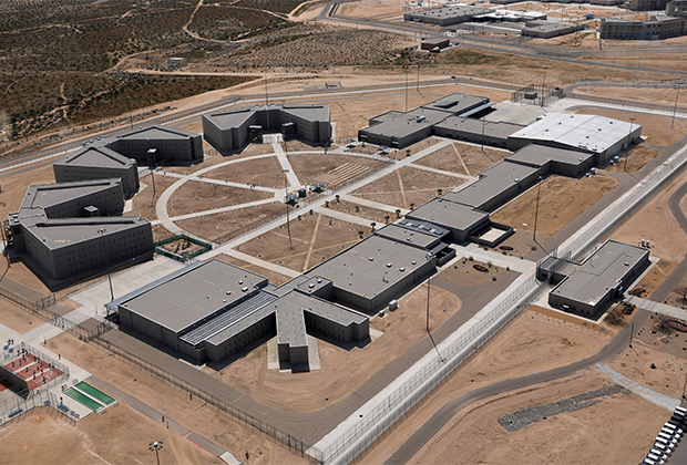 Иммиграционная тюрьма в пустыне (Калифорния)