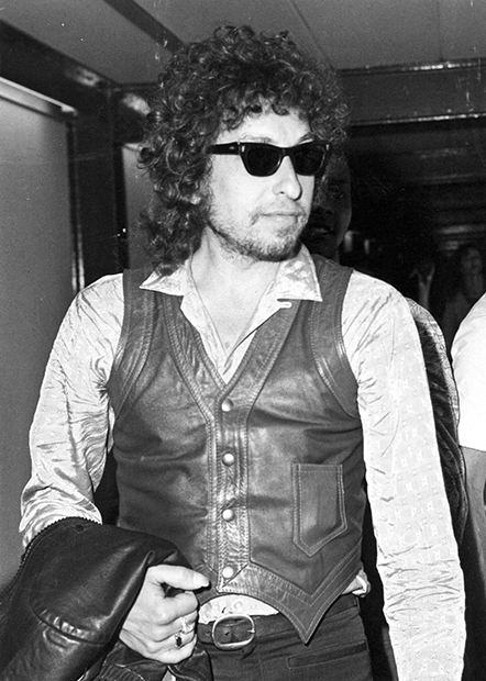Фолк-рок-музыкант и поэт Боб Дилан в кожаном жилете, 1978 год