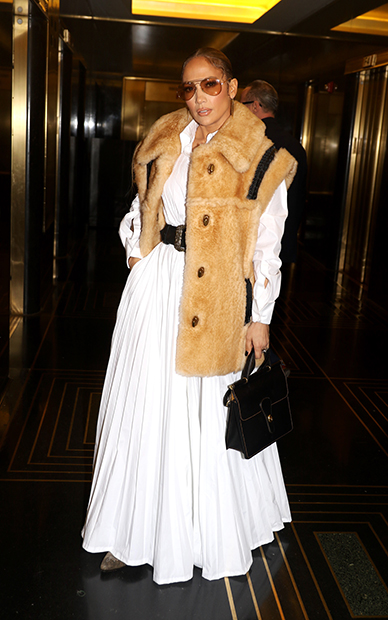 Певица и актриса Дженнифер Лопес в меховом жилете в Нью-Йорке, 2019 год