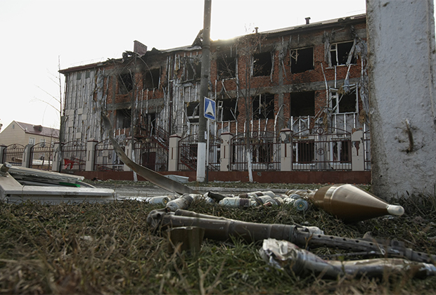 4 декабря 2014 года. Неразорвавшиеся снаряды на газоне возле школы №20 в центре Грозного, где были заблокированы и в ходе спецоперации уничтожены боевики
