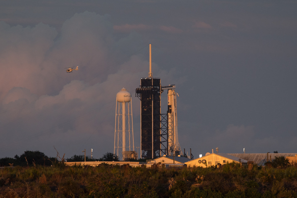 Подготовка к запуску ракеты Falcon 9 с кораблем Crew Dragon