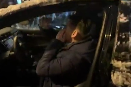 Митингующие выбили глаз водителю автомобиля ФСБ в центре Москвы