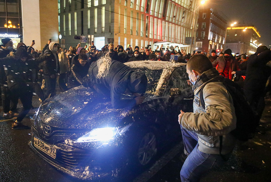 Москва, на Цветном бульваре разгромили автомобиль с мигалкой. Водитель оказался в больнице