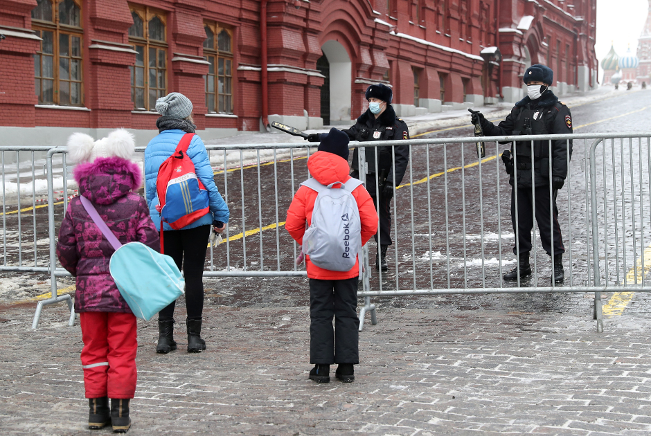Москва. Сотрудники полиции около перекрытого входа на Красную площадь