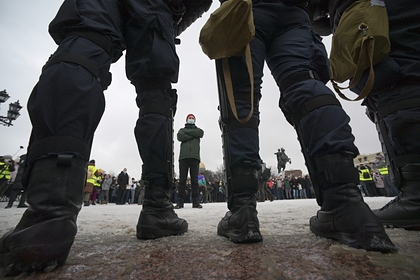 На ударившего двух полицейских в Петербурге возбудили уголовное дело
