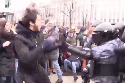 Нападение на омоновцев в Москве сняли на видео