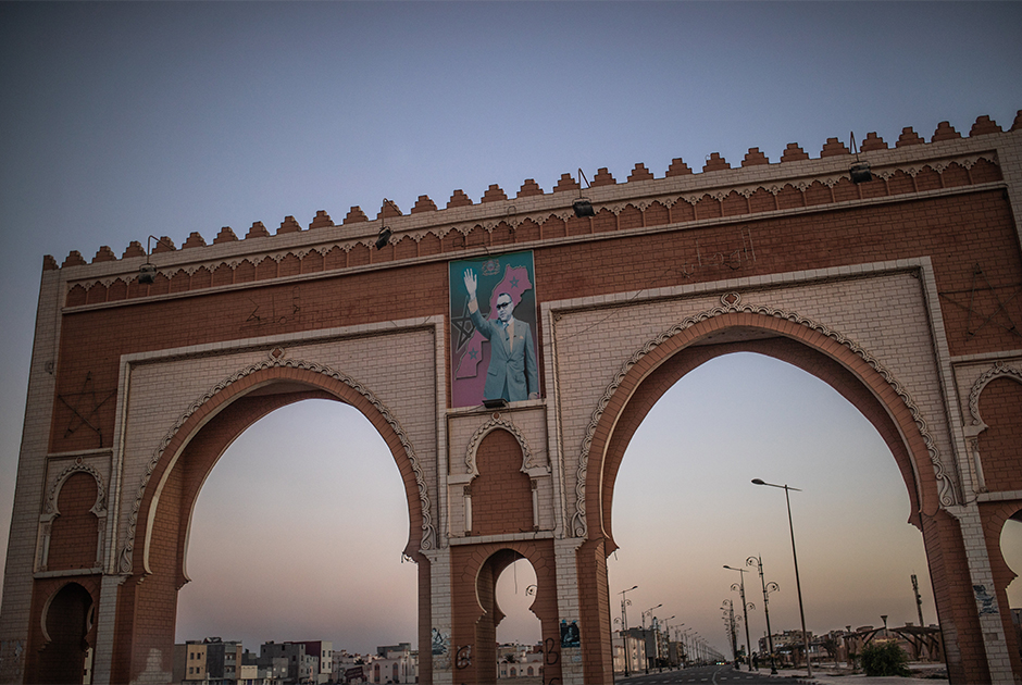 Арка города Дахлы украшена портретом марокканского короля Мохаммеда VI