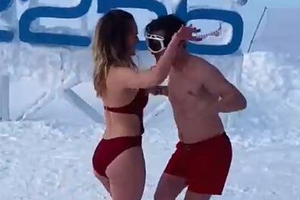 Босоногие российские туристы в купальниках станцевали на снегу в мороз