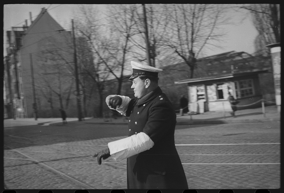 Первые регулировщики на улицах Кельна. Германия, 1945-1950 годы.
