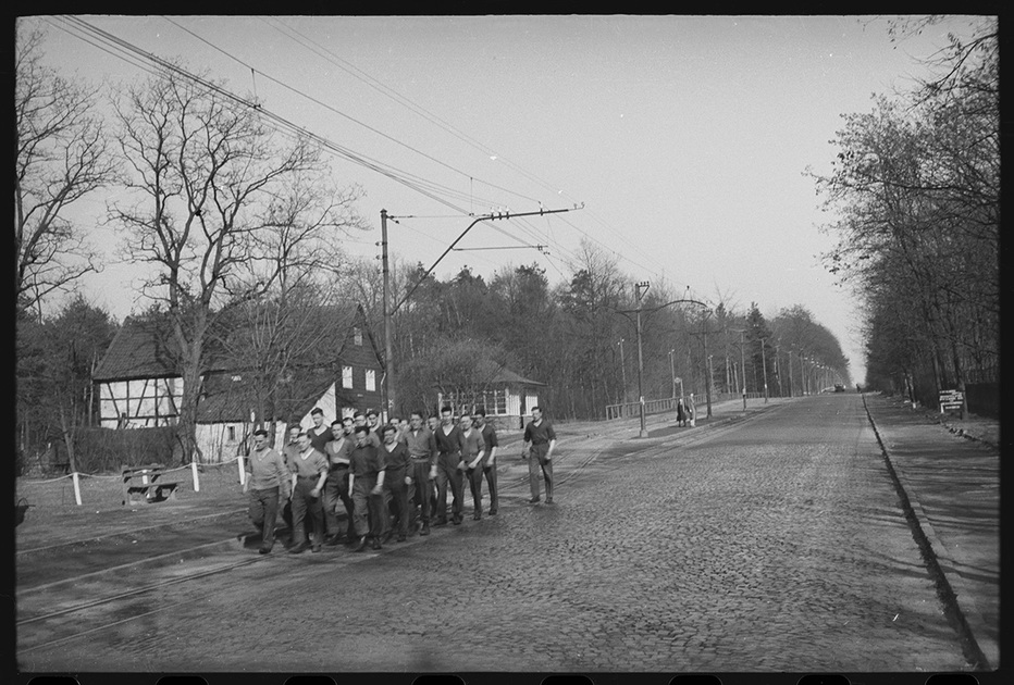 Группа рабочих (возможно, бывшие военнопленные) в пригороде Кельна. Германия, 1945-1950 годы.