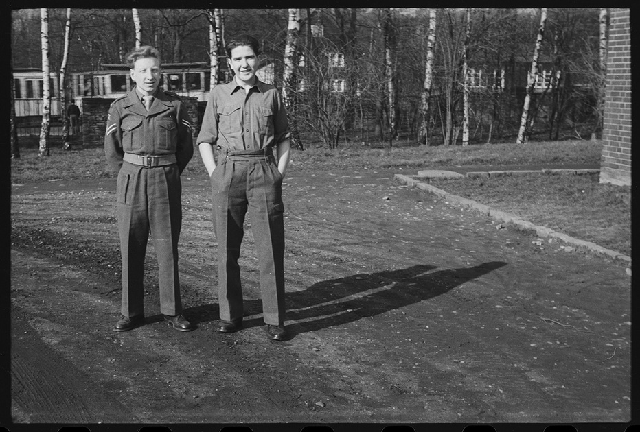 Фотограф с другом у здания Королевского корпуса армейских медиков. Дюссельдорф, Германия, 1945-1950 годы.