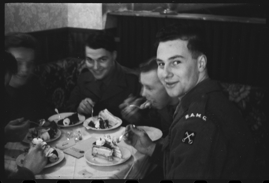 Военнослужащие Королевского корпуса армейских медиков в кафе. Дюссельдорф, Германия, 1945-1950 годы.
