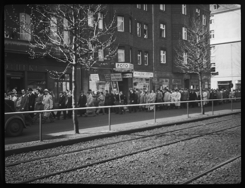 Шествие на улице Дюссельдорфа. Германия, 1945-1950 годы.


 
