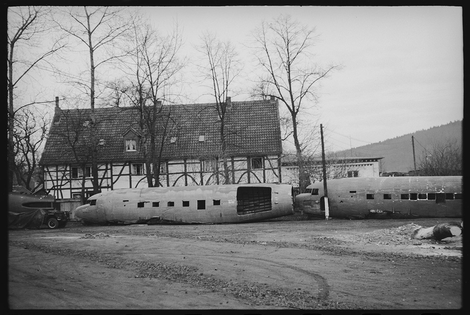 Фюзеляжи самолетов «Дуглас» в одном из населенных пунктов по дороге из Кельна в Дюссельдорф. Германия, 1945-1950 годы.