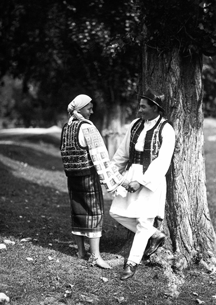 Пара в традиционных молдавских костюмах, первая половила ХХ века