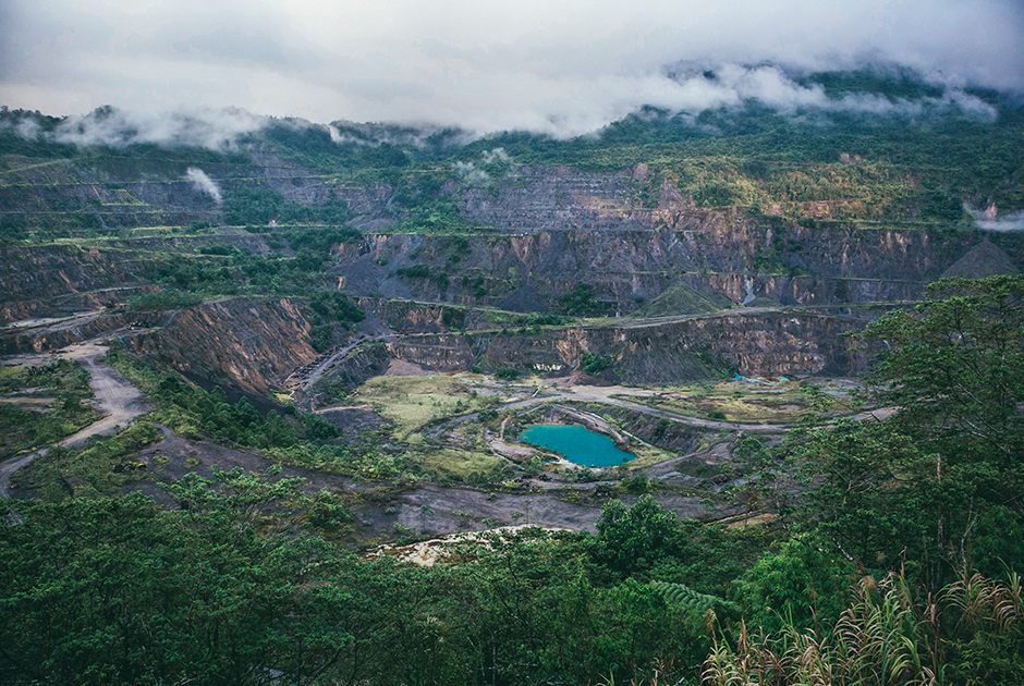 Пангуна — одно из самых крупных в мире месторождений медной руды. Международная изоляция мятежного региона ударила по благосостоянию всей страны: прибыль от рудников составляла до 40 процентов ВВП Папуа — Новой Гвинеи.