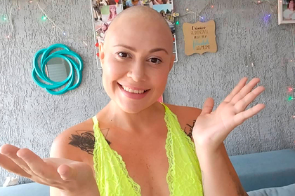 Мать обрила голову в знак солидарности с болеющей раком дочерью