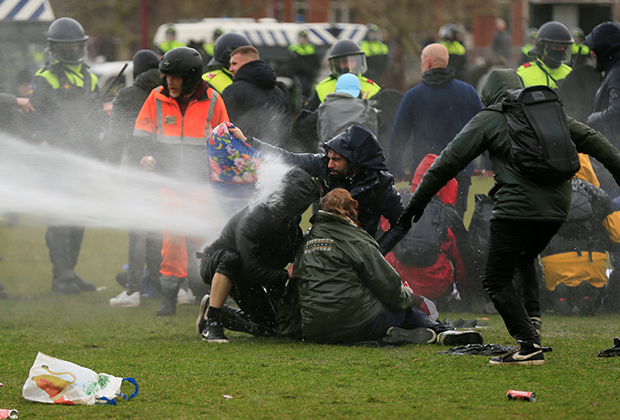 Полицейские применяют водомет во время протеста против коронавирусных мер в Амстердаме