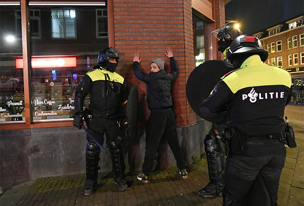 Задержание одного из участников акции протеста в Роттердаме