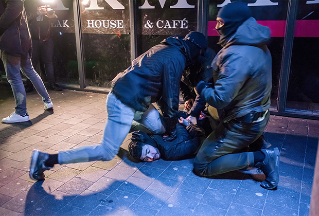 Арест протестующего во время комендантского часа в Гааге