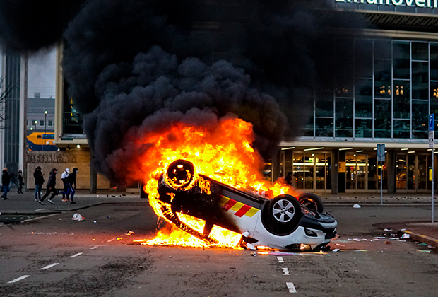 Подожженная протестующими машина возле центрального вокзала в Эйндховене