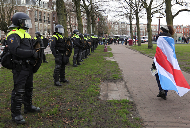 Полицейские на протесте против карантинных мер в Амстердаме