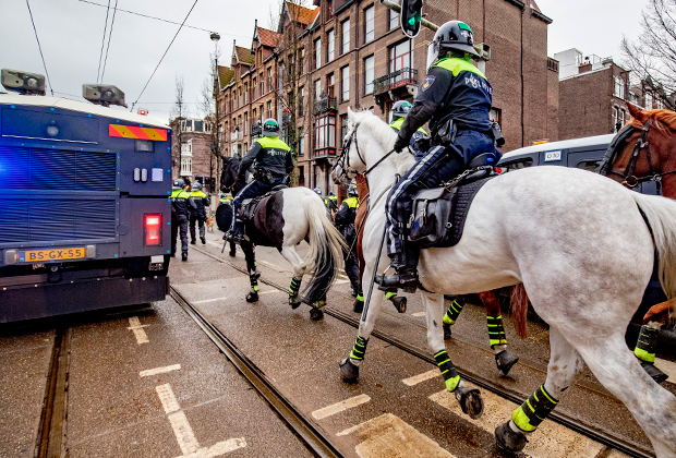 Конная полиция на протесте против карантинных мер в Амстердаме