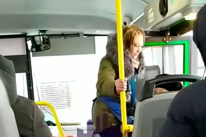 Кондуктор мощными пинками выгнала россиянку из автобуса и попала на видео