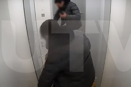Громивший лифт мужчина застрял в нем и попал на видео