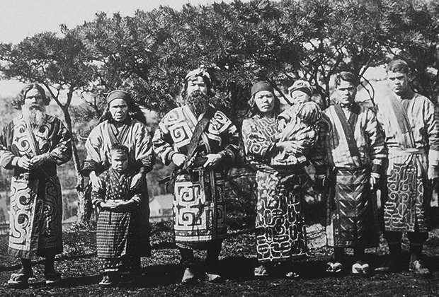 Группа айнов в традиционных костюмах, 1904 год