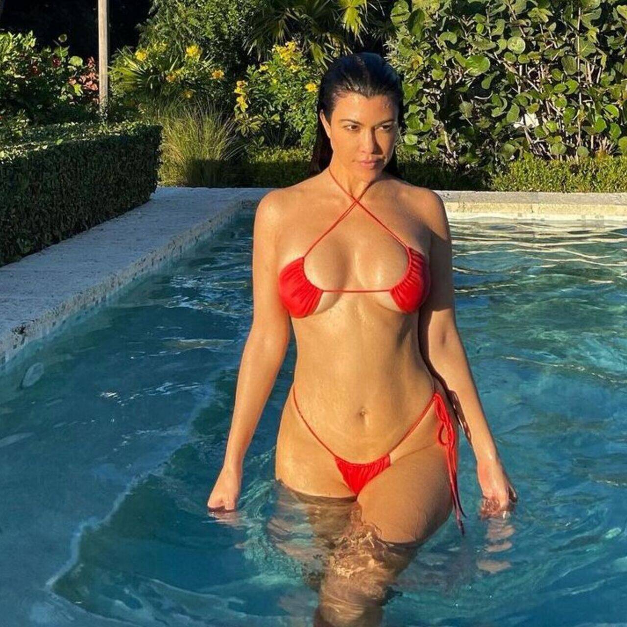 Kourtney kardashian tiny bikini