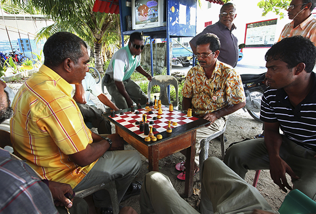 Местные жители играют в шахматы