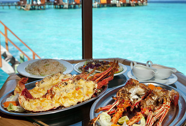 Тарелка морепродуктов в ресторане с видом на океан