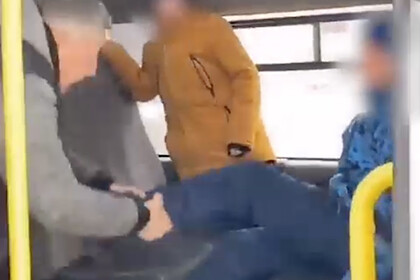 В России водитель за ногу выволок школьника из маршрутки и попал на видео