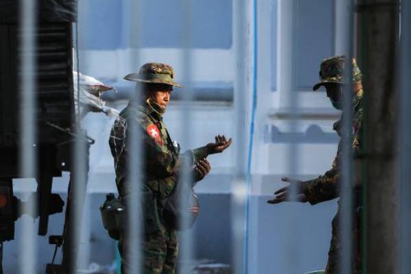 Военные у здания мэрии в Янгоне