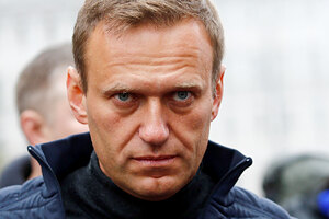 Навальному заменили условный срок на реальный и отправили в колонию на 3,5 года Он проведет в заключении 2 года и 8 месяцев. Суд зачел ему год домашнего ареста