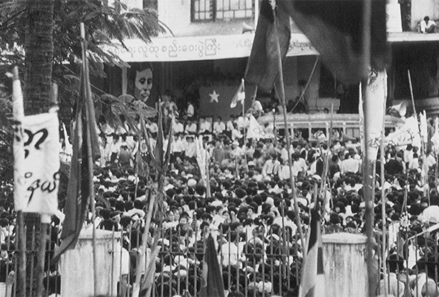 Протестующие слушают выступление Аун Сан Су Чжи, 1988 год
