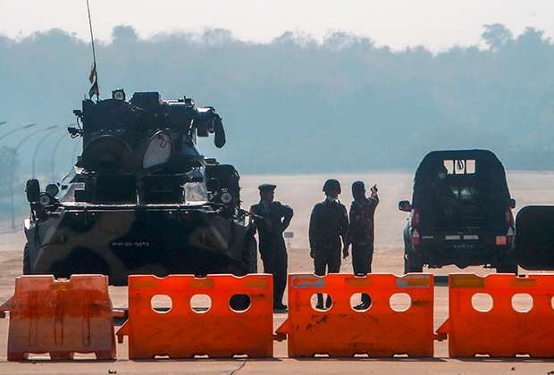 Блокпост военных на дороге, ведущей к парламенту Мьянмы