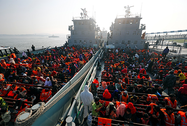 Беженцев-рохинджа перевозят на необитаемый остров в Бенгальском заливе
