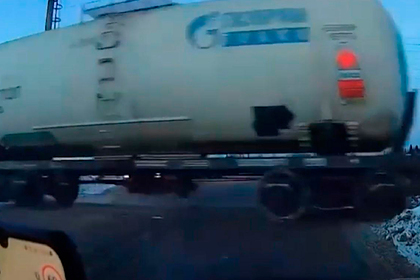 Вагон отцепился от поезда, пронесся по российскому городу и попал на видео
