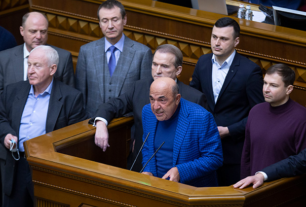 Сопредседатель партии ОПЗЖ Вадим Рабинович (в центре) инициирует импичмент