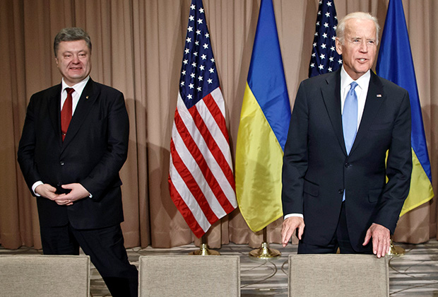 Экс-президент Украины Петр Порошенко (слева) и Джозеф Байден, тогда еще вице-президент США и куратор Украины, 2016 год