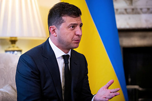 «Слабый президент, жесткая команда» Зеленский был надеждой Украины. Почему через два года после выборов страна хочет нового президента?
